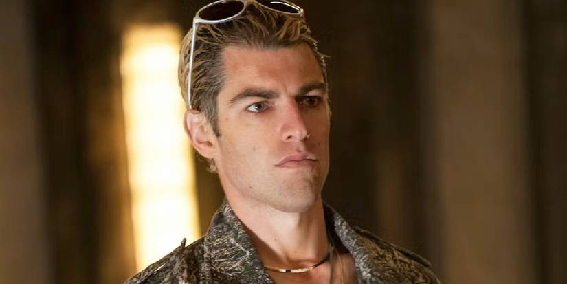 Gabriel usando óculos escuros dentro do Cortez em American Horror Story Hotel