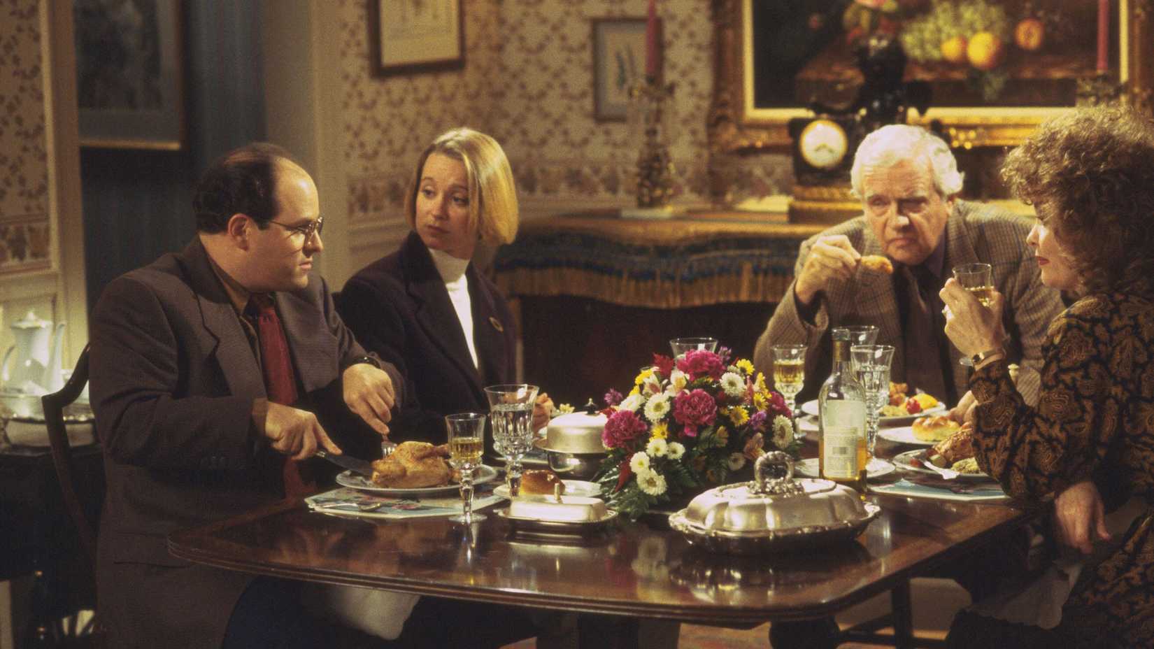 George (Jason Alexander) e Susan (Heidi Swedberg) jantando com os pais dela em Seinfeld: As Cartas Cheever.