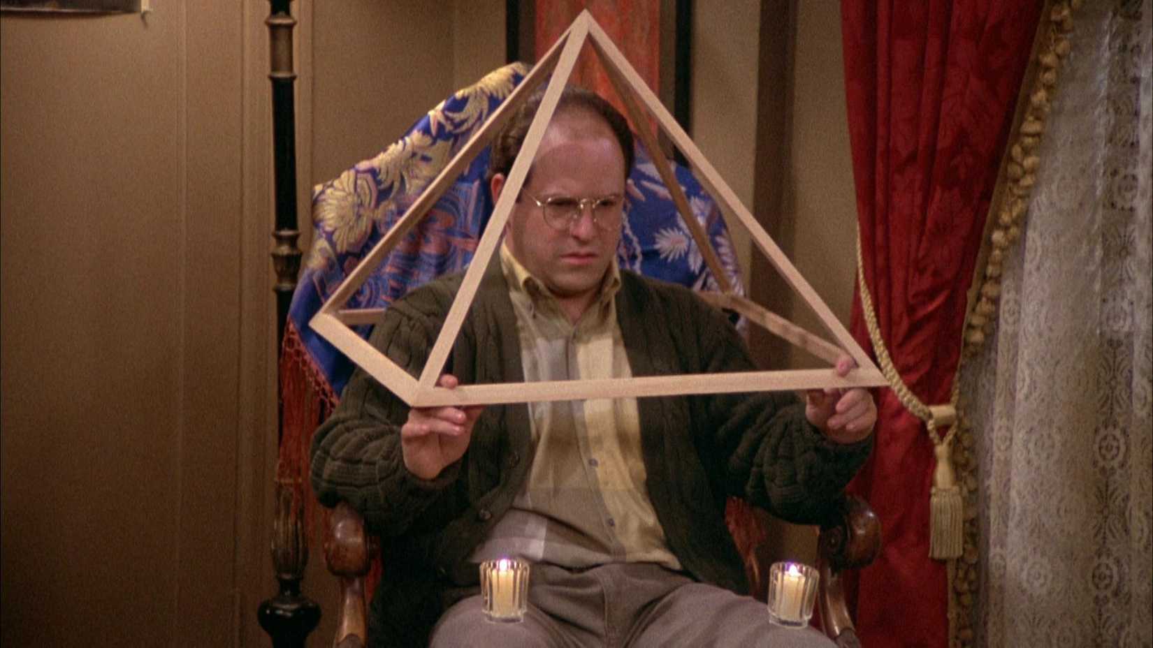 George (Jason Alexander) em um triângulo de classe em Seinfeld: O Ataque Cardíaco.