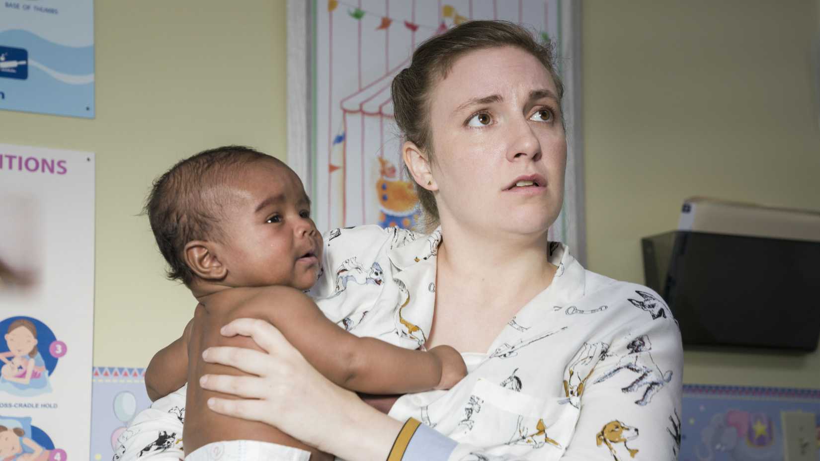 Hannah (Lena Dunham) segurando Grover na finale da série Girls.