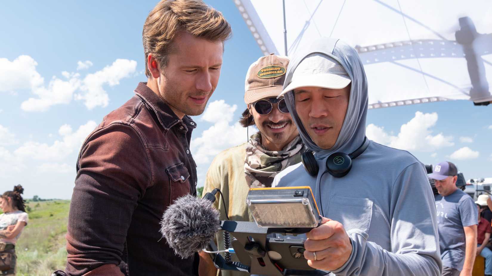 Glen Powell e Lee Isaac Chung no set de Twisters