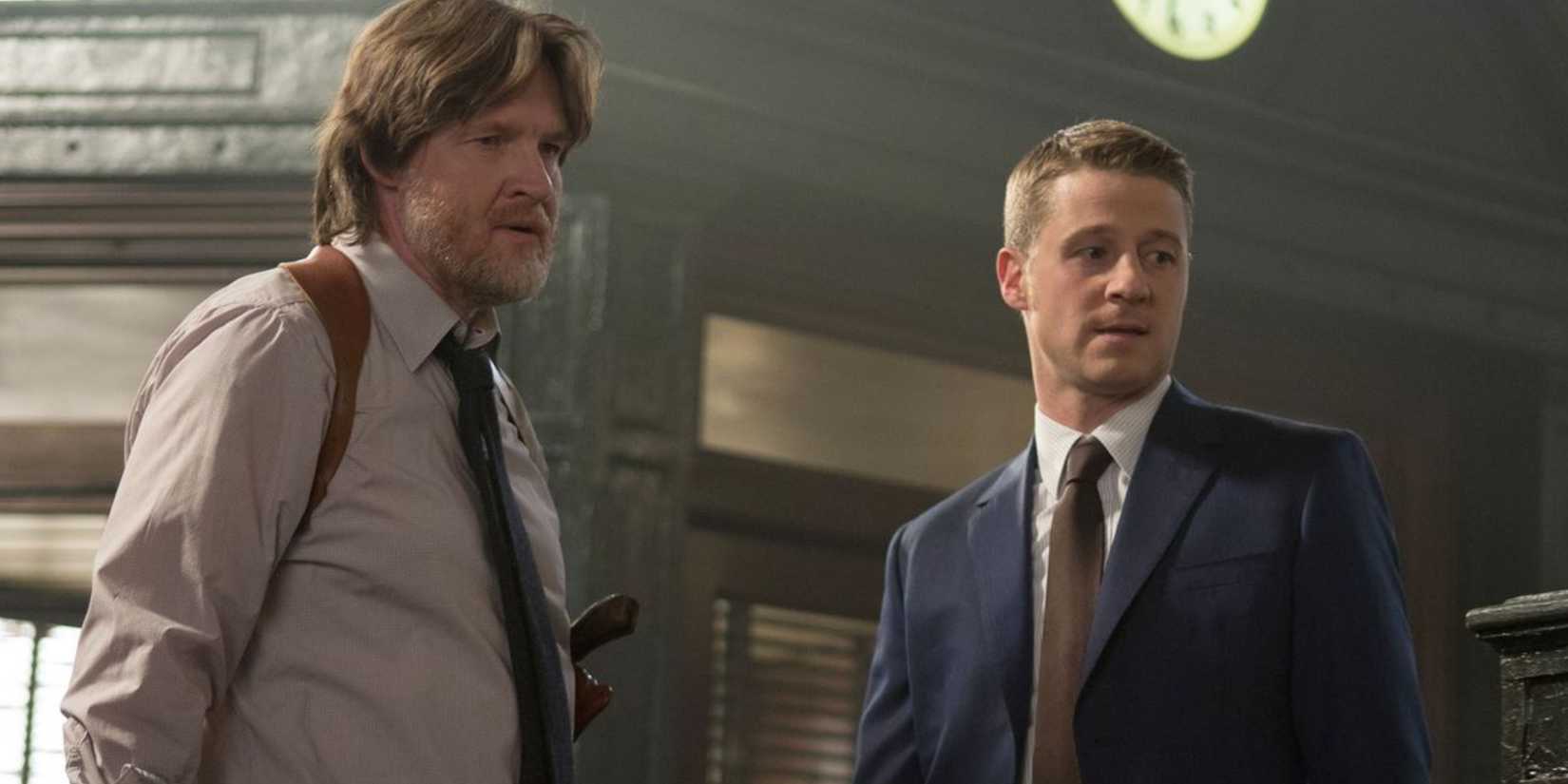 Gordon e Bullock no QG da polícia em Gotham