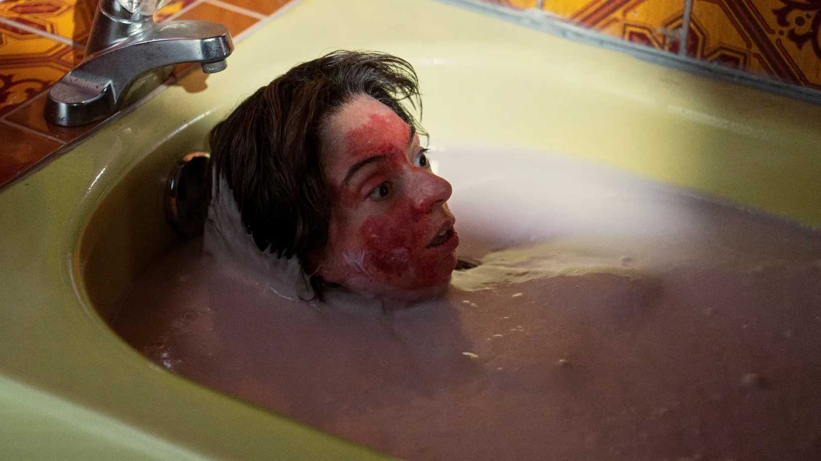 Uma imagem de Gabinete de Curiosidades de Guillermo Del Toro, episódio 4, mostra uma mulher em um banho de sangue