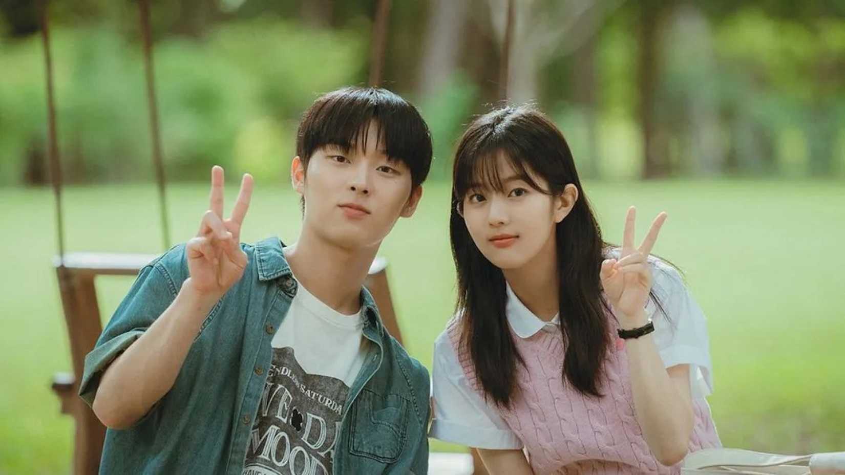 Ha Yi-chan Yoon Chung-ah fazendo sinais de paz em Twinkling Watermelon.