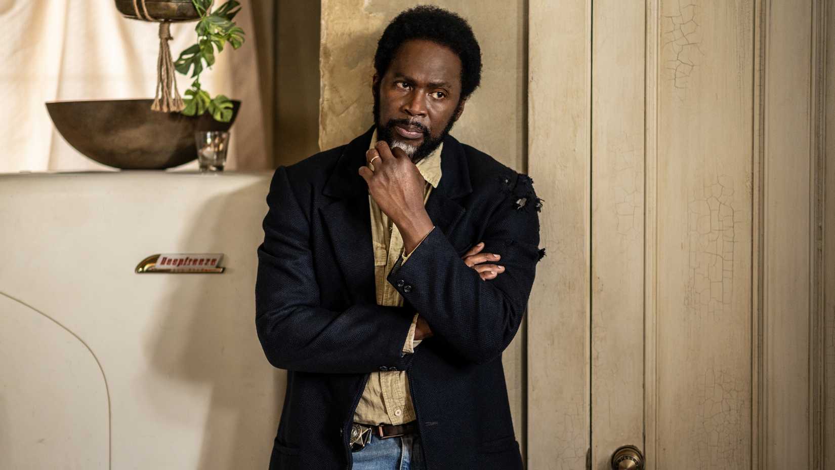 Harold Perrineau as Boyd Stevens leaning against a wall and looking thoughtful in From season 4