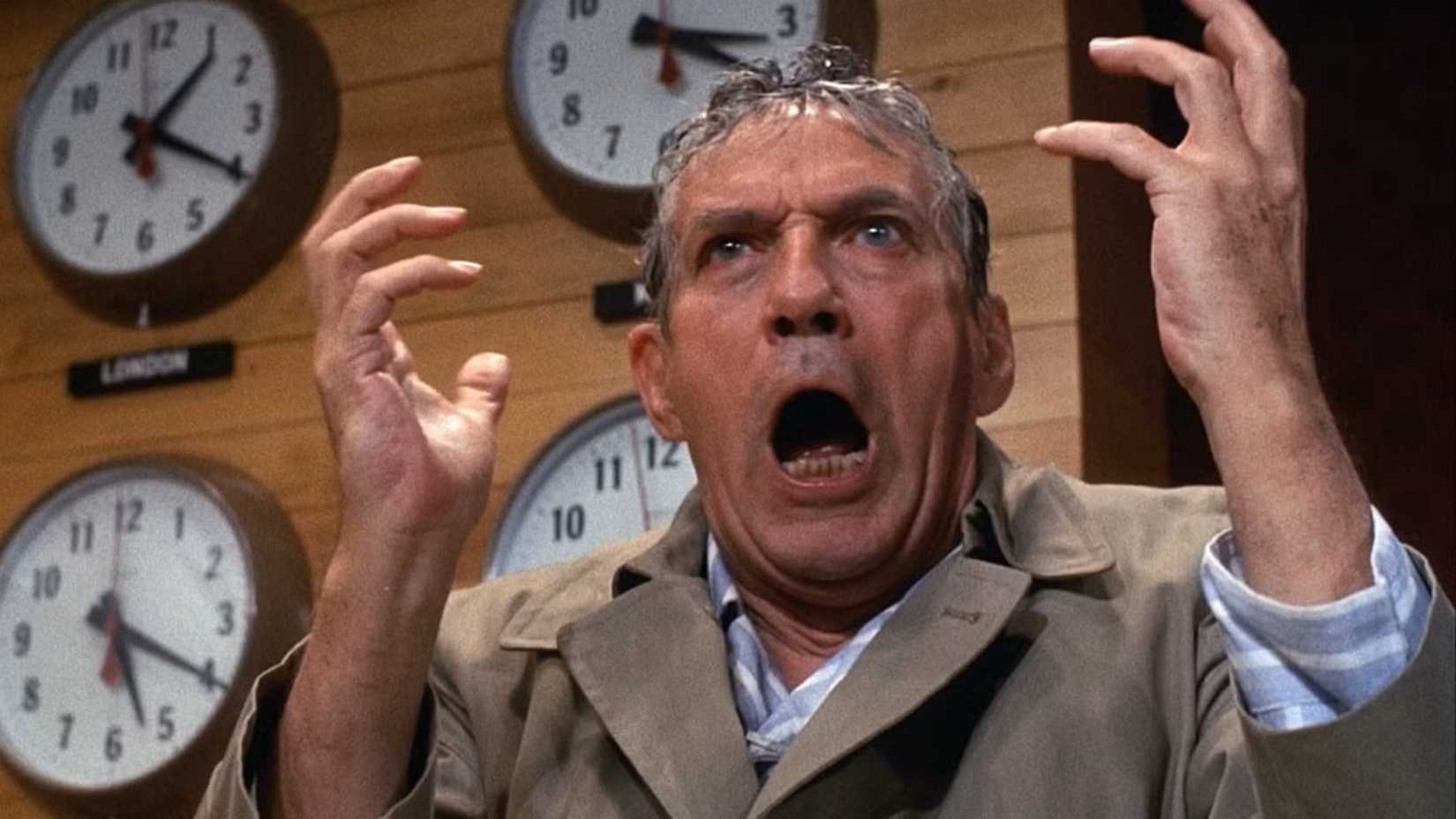 Howard Beale fazendo um monólogo desequilibrado no ar em Rede de Mentiras
