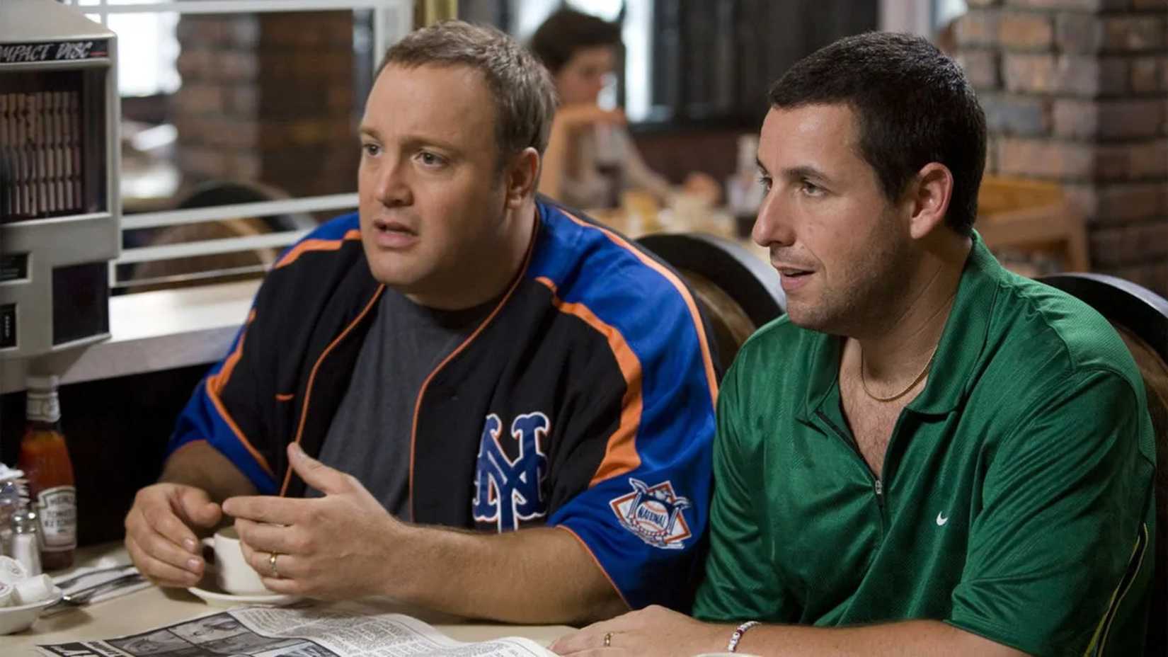 Kevin James e Adam Sandler conversam em um restaurante em I Now Pronounce You Chuck and Larry