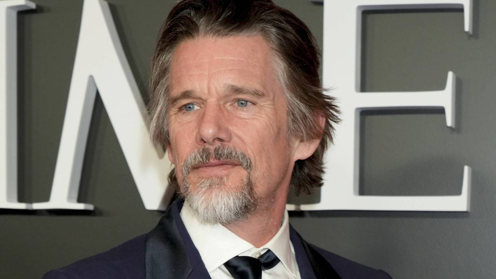 Ethan Hawke's 3-Part Batman Series Quietly Has One Of DC's Best Casts