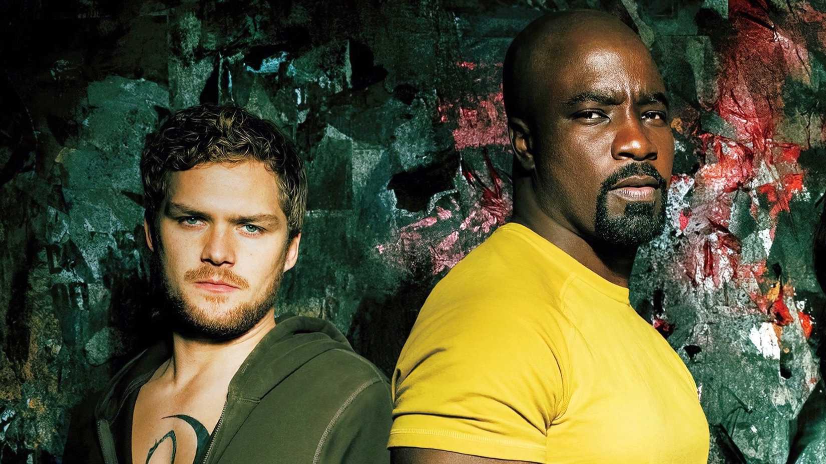 Finn Jones como Danny Rand (Punho de Ferro) e Mike Colter como Luke Cage em Os Defensores.