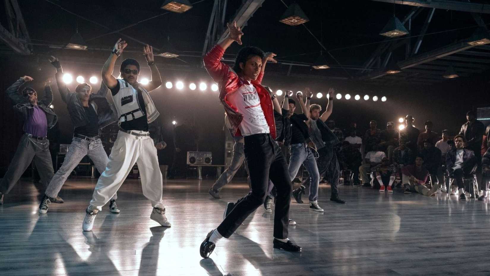 Jaafar Jackson como Michael Jackson em cena de 'Beat It'