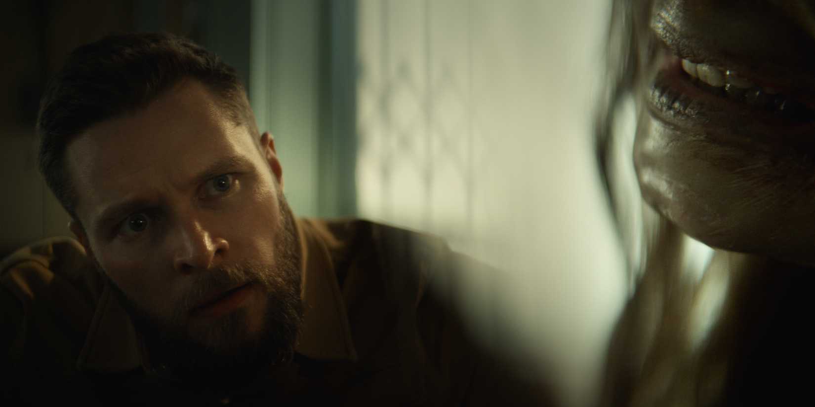 Jack Reynor com ar preocupado em The Mummy de Lee Cronin