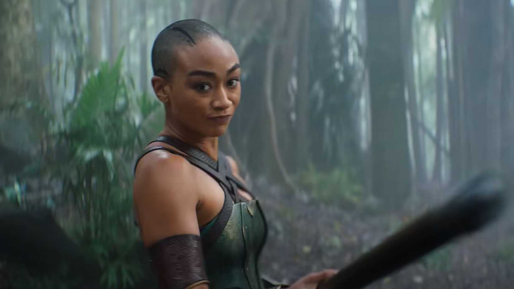 Jade empunhando um cajado na floresta em Mortal Kombat 2