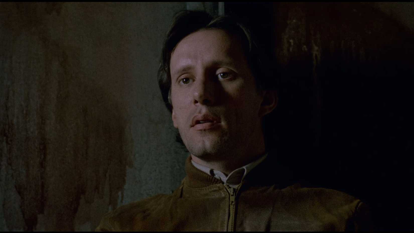 James Woods como Max Renn assistindo TV em Videodrome