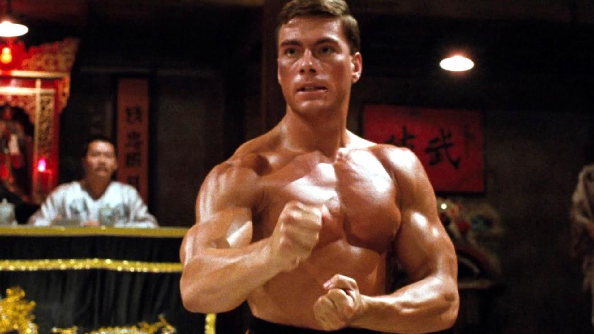 Jean-Claude Van Damme em pose de combate em O Grande Dragão Branco