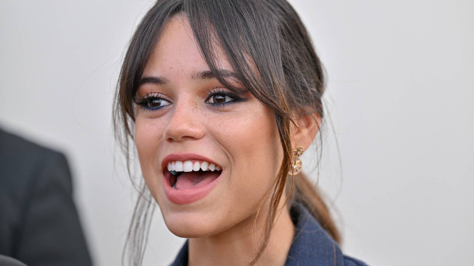 Jenna Ortega & Taika Waititi’s Dystopian Sci-Fi Movie Reveals First Image Jenna Ortega & Taika Waititi’s Dystopian Sci-Fi Movie Reveals First Image