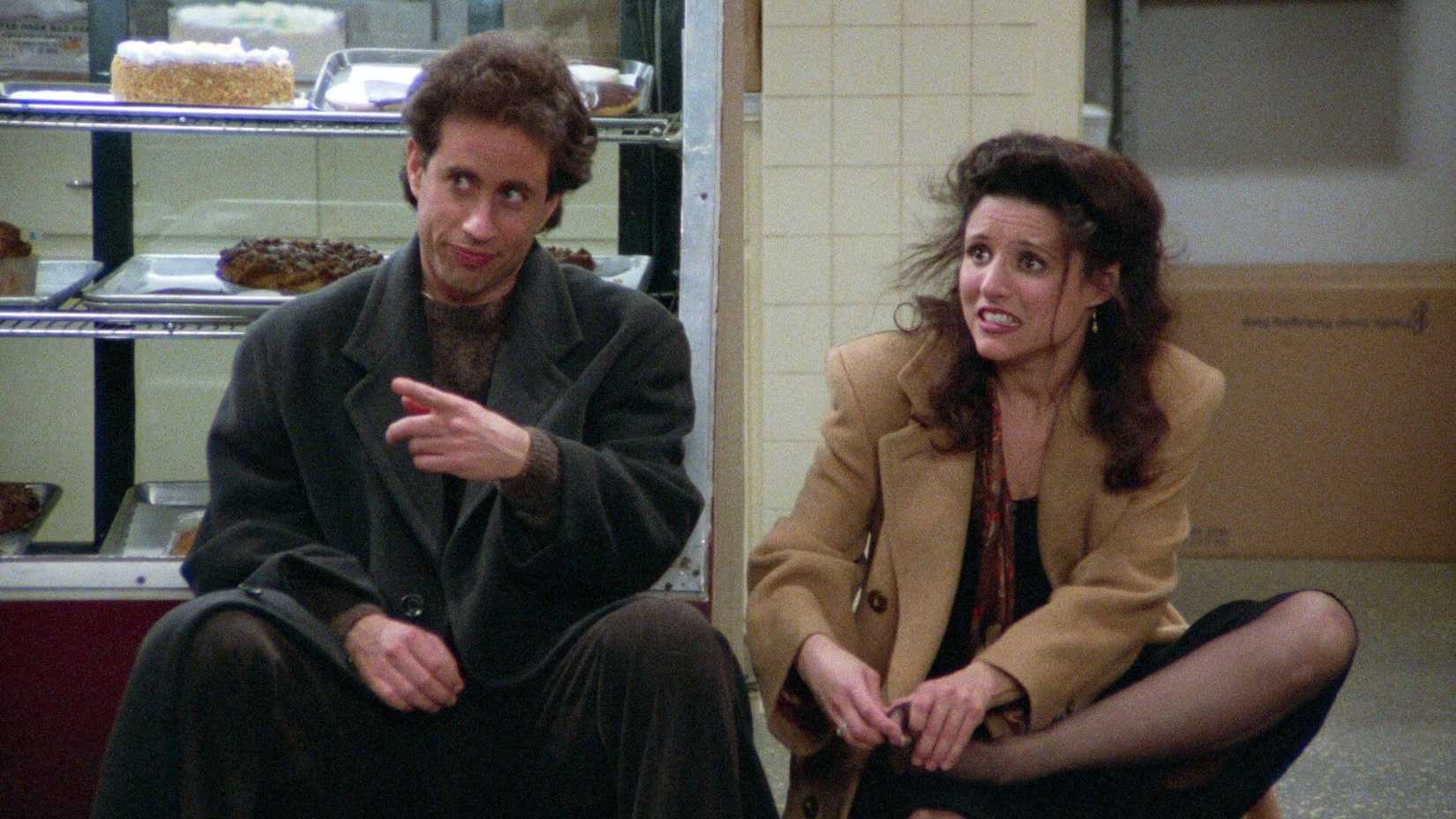 Jerry e Elaine (Julia Louis-Dreyfus) sentados em uma padaria em Seinfeld: O Jantar.