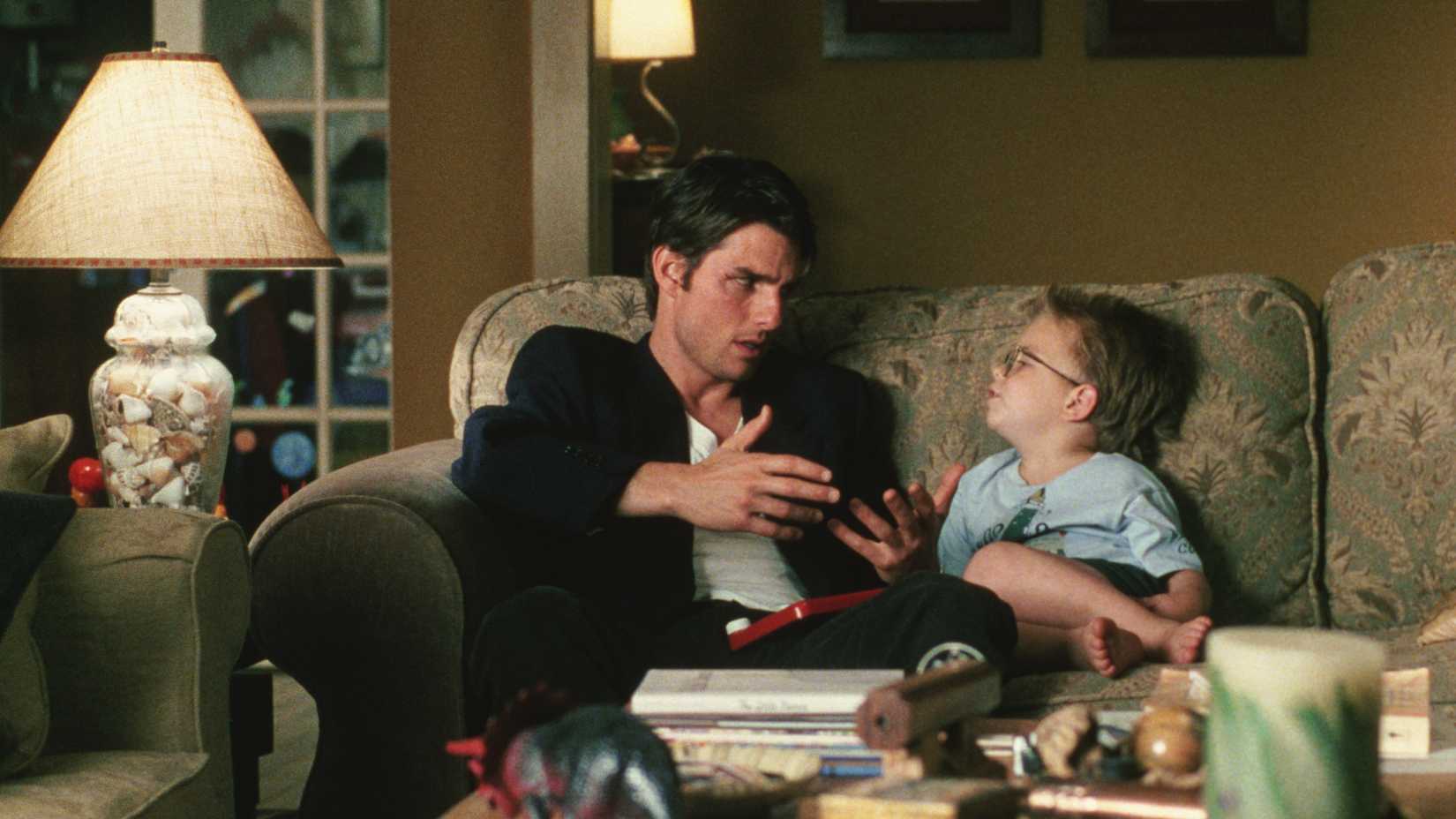 Jerry and Ray sitting on the couch talking to each other in Jerry Maguire