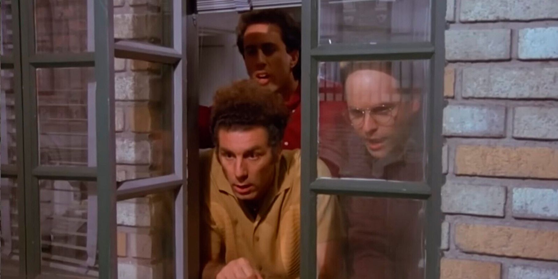Jerry, George e Kramer observam pela janela em Seinfeld