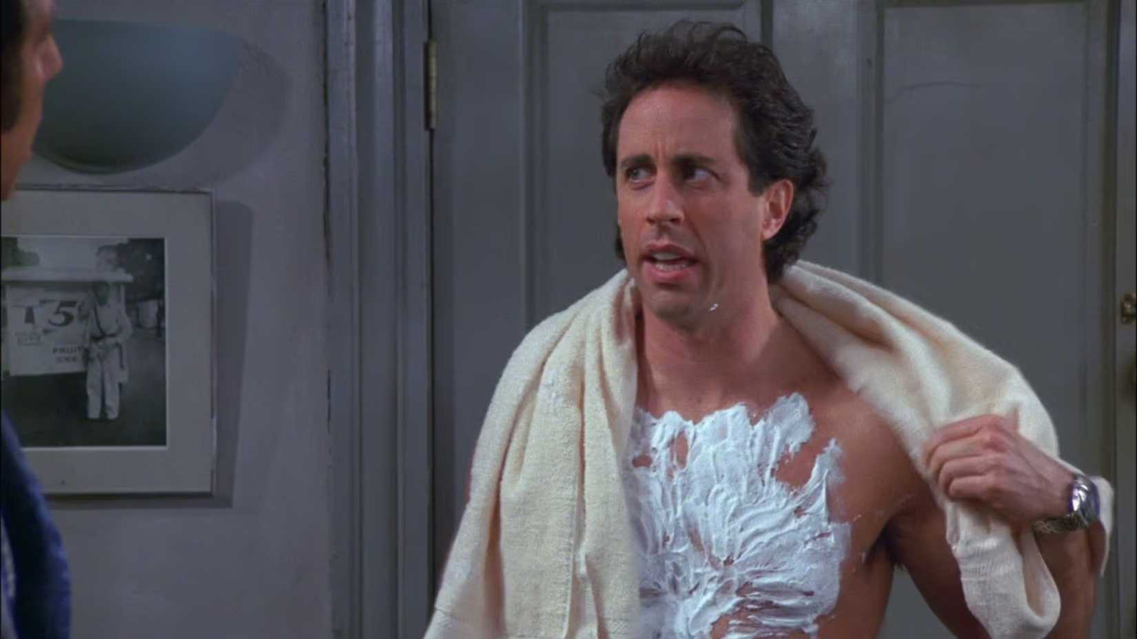 Jerry raspando o peito em Seinfeld: Os Tops de Muffin.