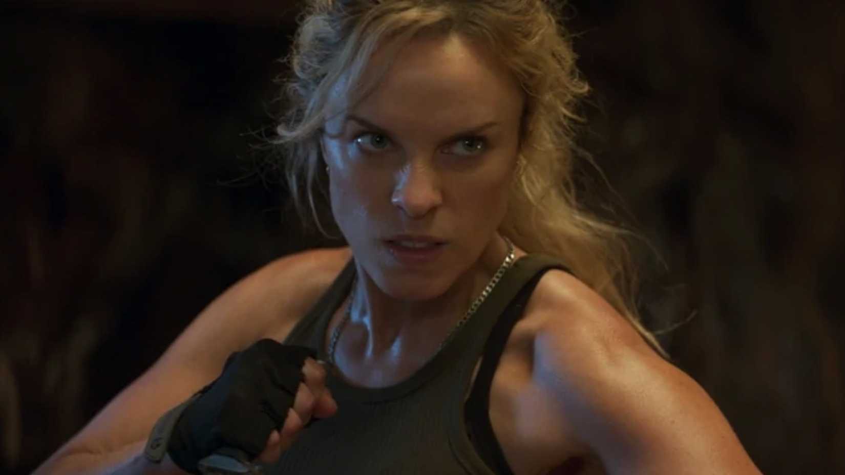 Jessica McNamee como Sonya Blade pronta para lutar em Mortal Kombat 2021