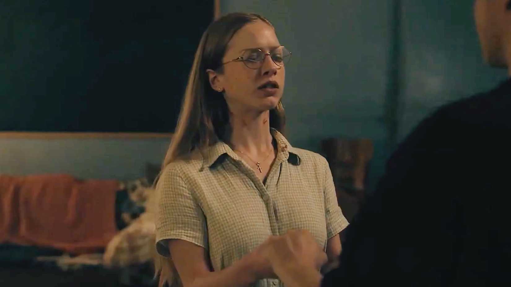 Julia Doyle como Sophia rezando em From 4ª temporada