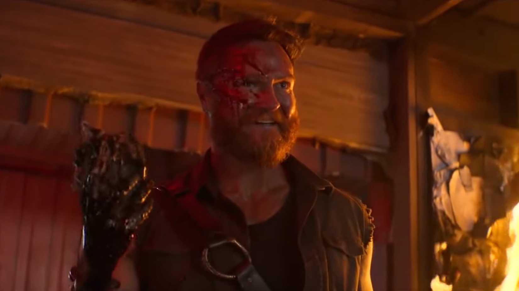 Kano segurando o coração de Reptile e sorrindo em Mortal Kombat 2021