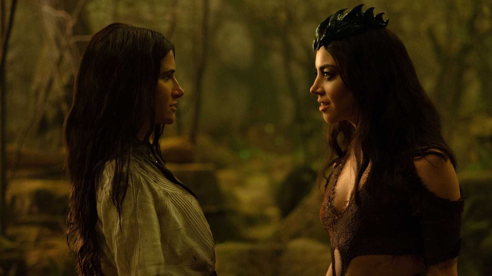 Kathryn Hahn como Agatha Harkness e Aubrey Plaza como Rio Vidal em Agatha All Along