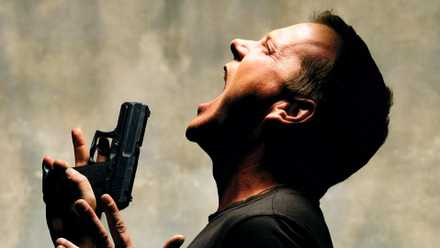 Kiefer Sutherland as Jack Bauer screaming and holding a gun in 24