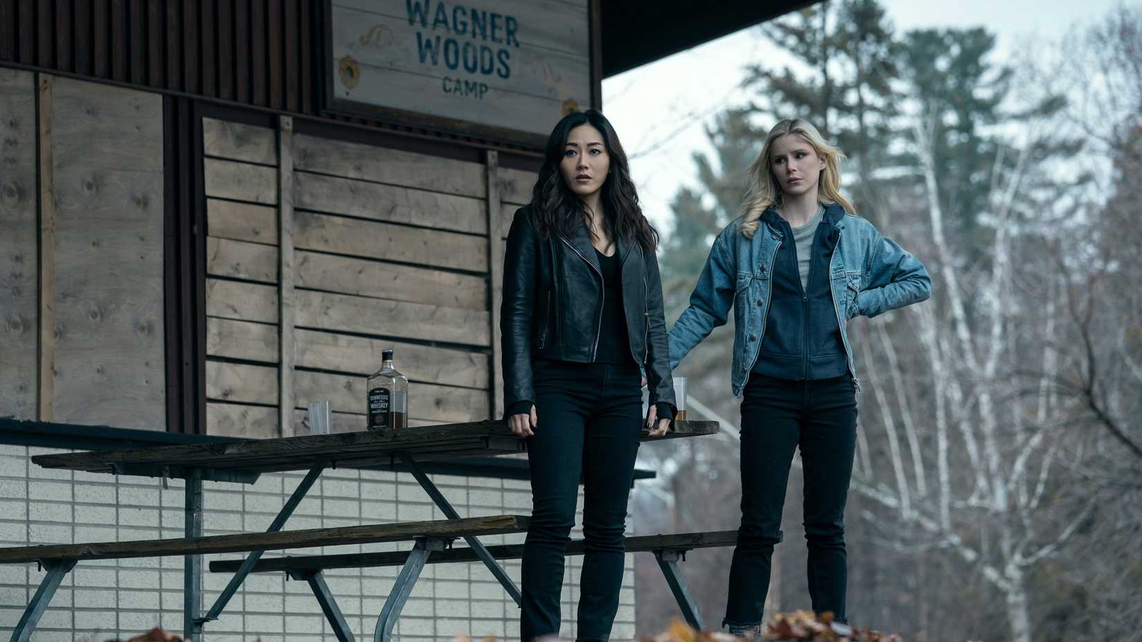 Kimiko (Karen Fukuhara) e Starlight (Erin Moriarty) ao lado de um banco em The Boys temporada 5