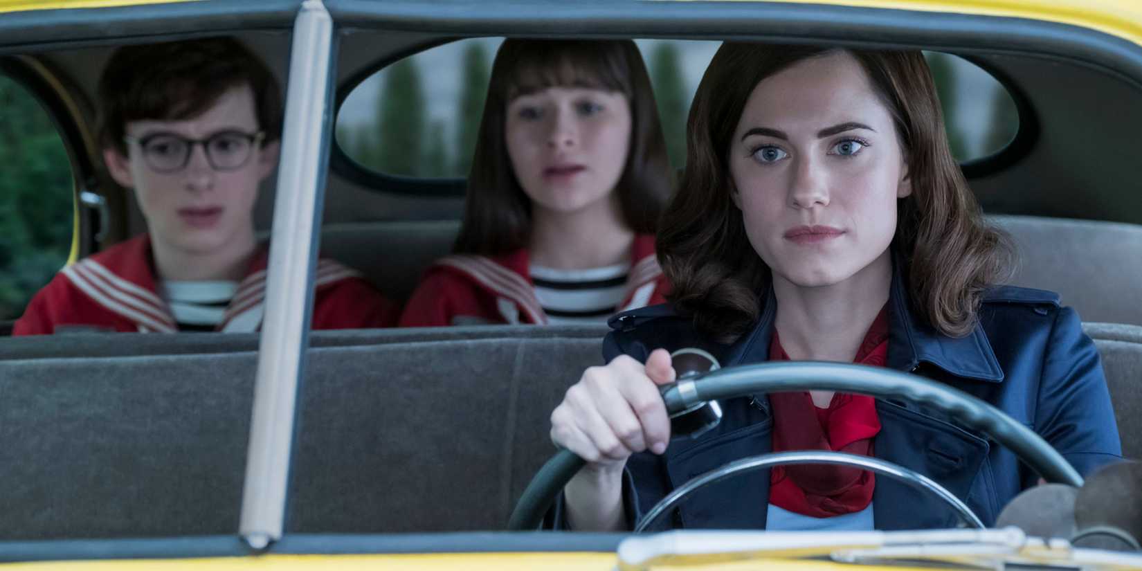 Klaus, Violet, and Kit Snicket in a car in A Series of Unfortunate Events