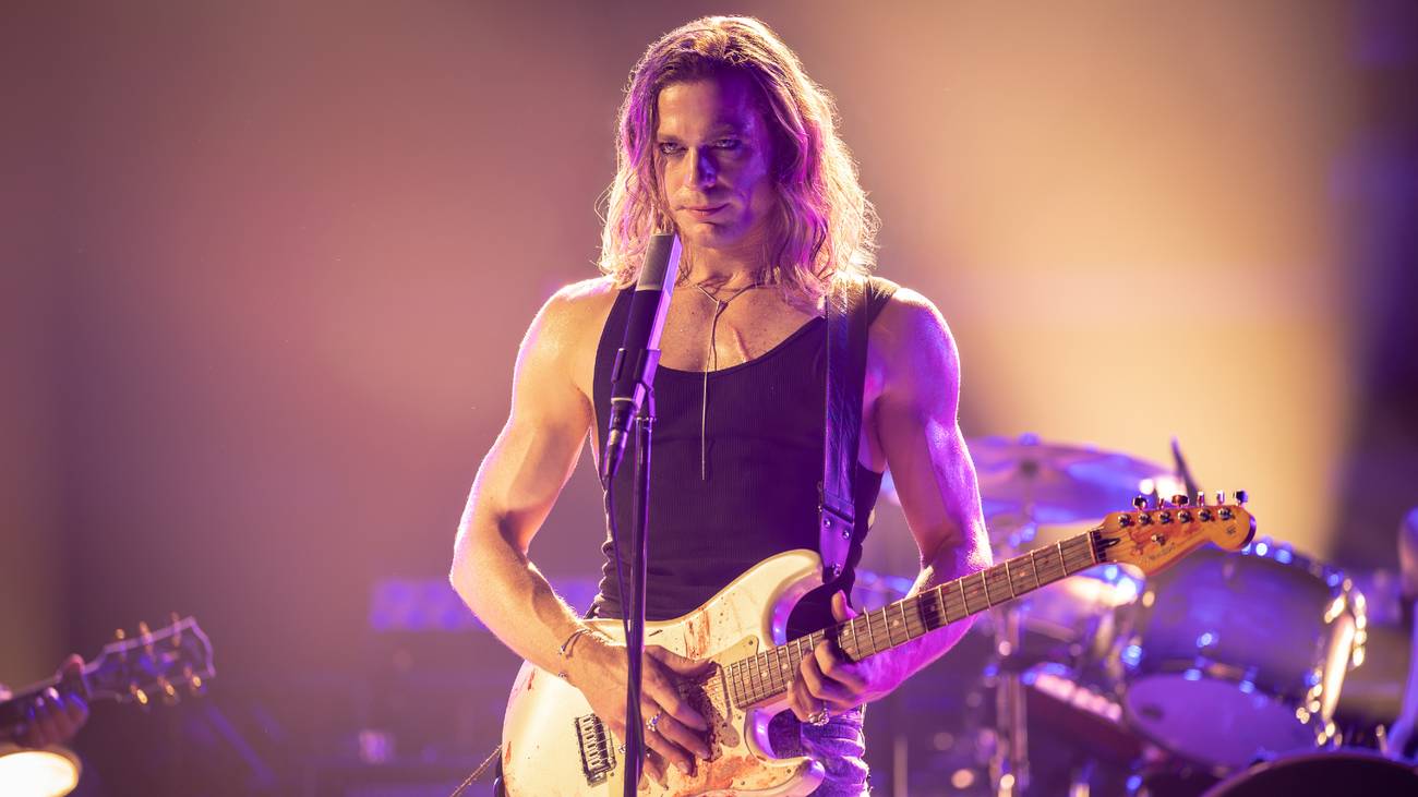 Lestat onstage with a guitar in Interview with the Vampire season 3