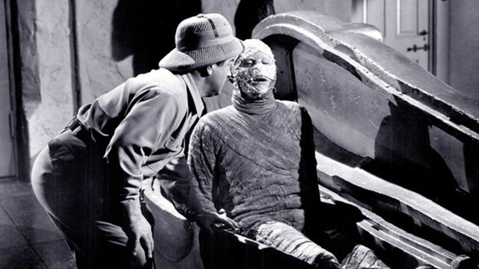 lou costello looks at eddie parker as klaris the mummy in abbott and costello meet the mummy