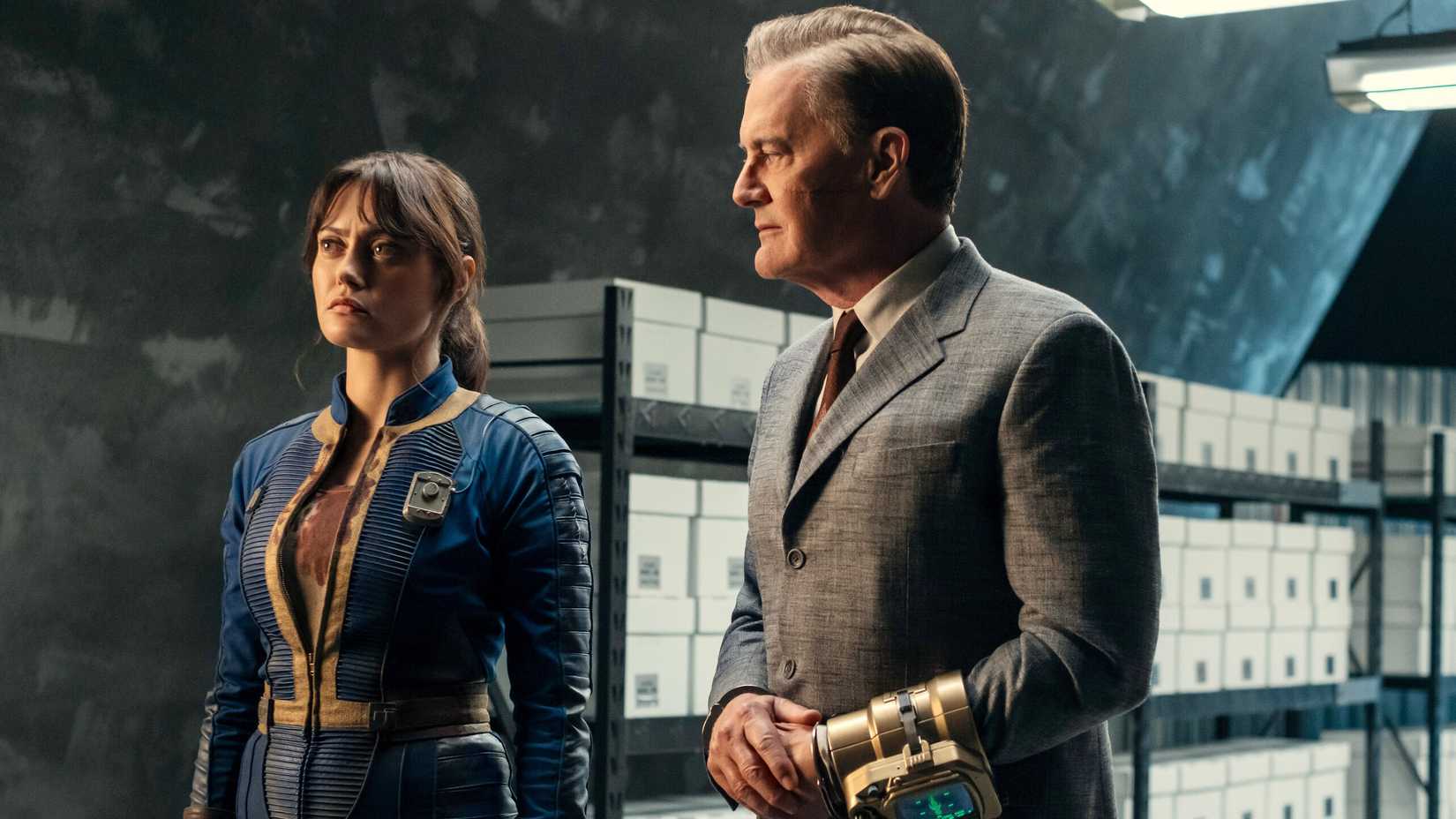 Lucy (Ella Purnell) e Hank (Kyle MacLachlan) conversando dentro de um Vault secreto na 2ª temporada de Fallout