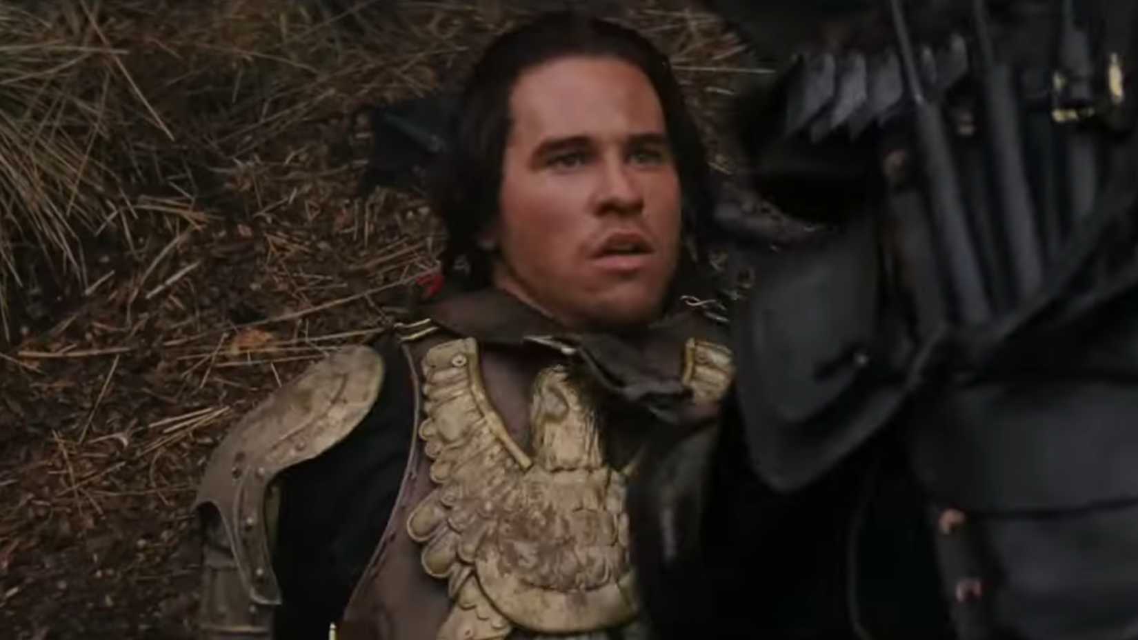 Madmartigan (Val Kilmer) no chão usando armadura dourada em Willow