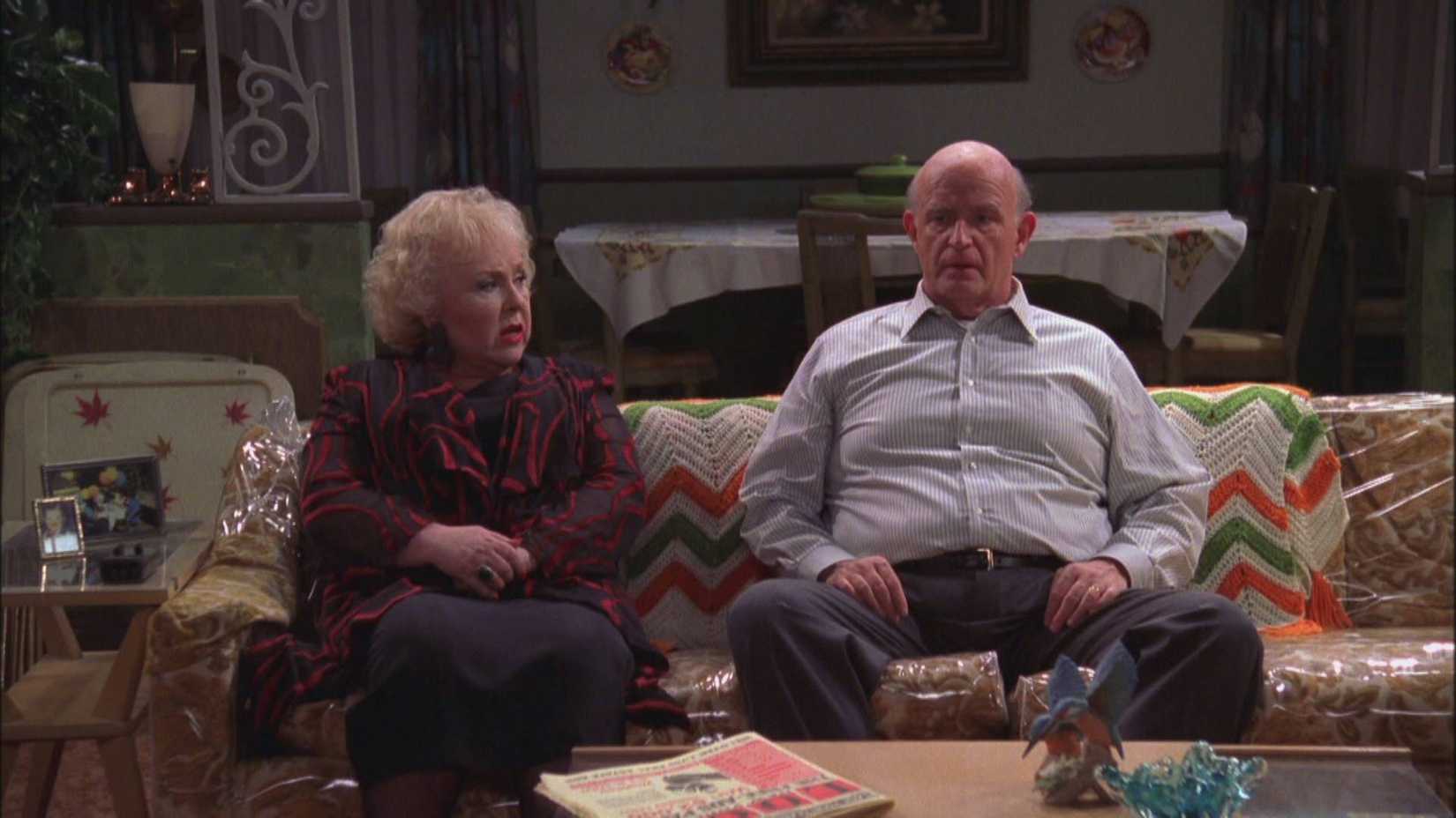 Marie (Doris Roberts) conversando com Frank (Peter Boyle) em Everybody Loves Raymond: Frank's Tribute.