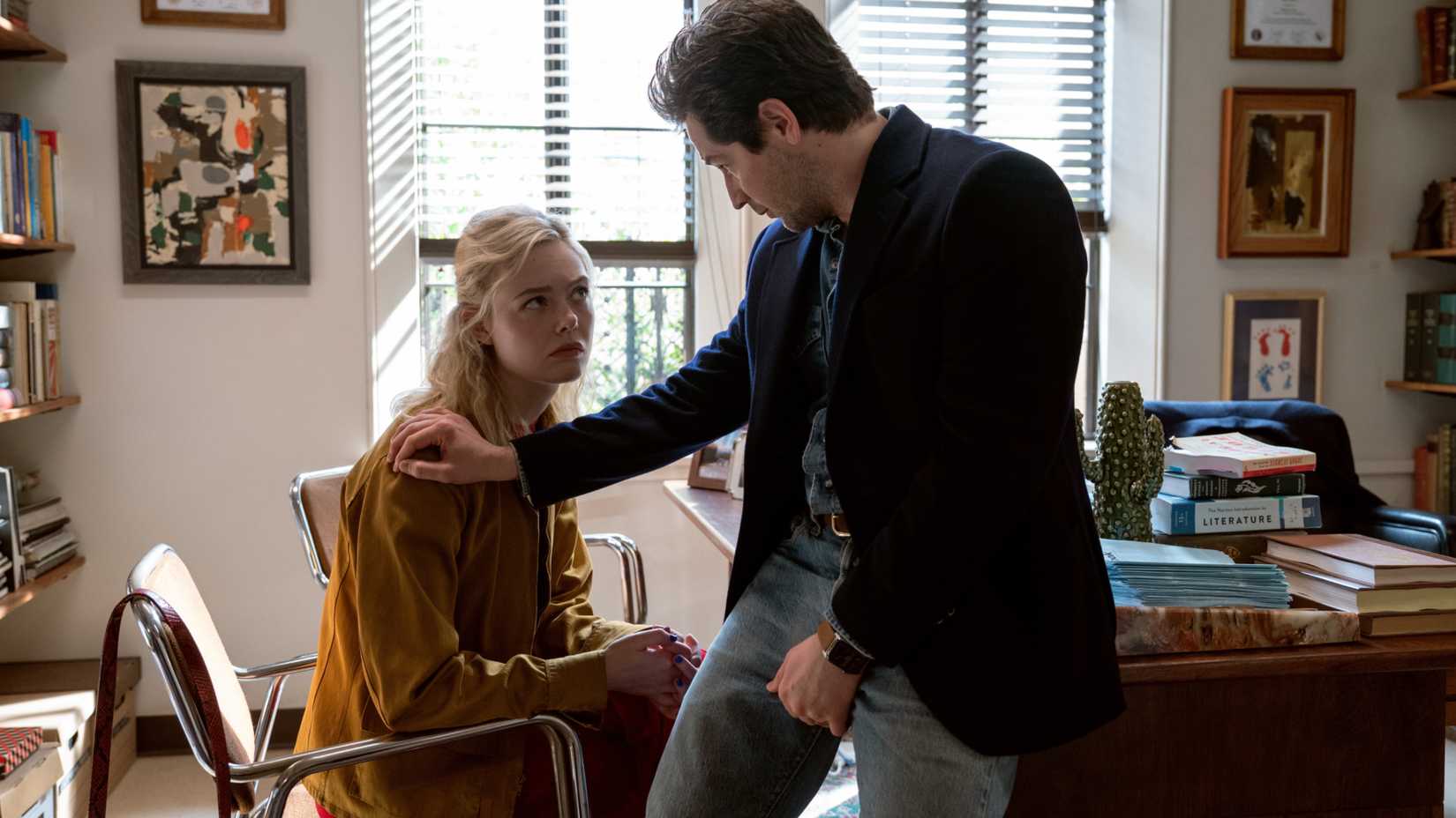 Mark (Michael Angarano) e Margo (Elle Fanning) em Margo's Got Money Troubles