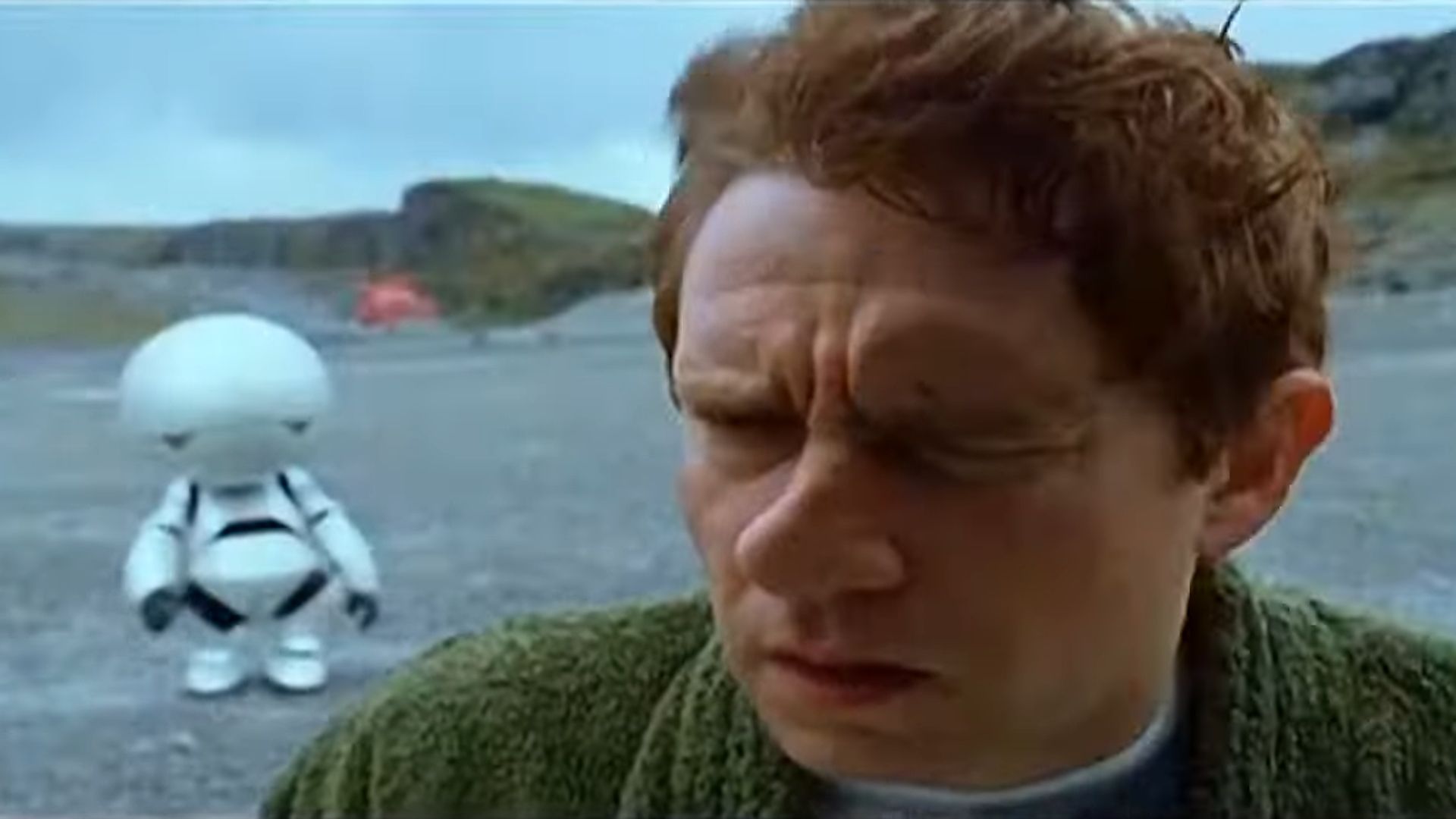 Martin Freeman como Arthur Dent e o robô Marvin
