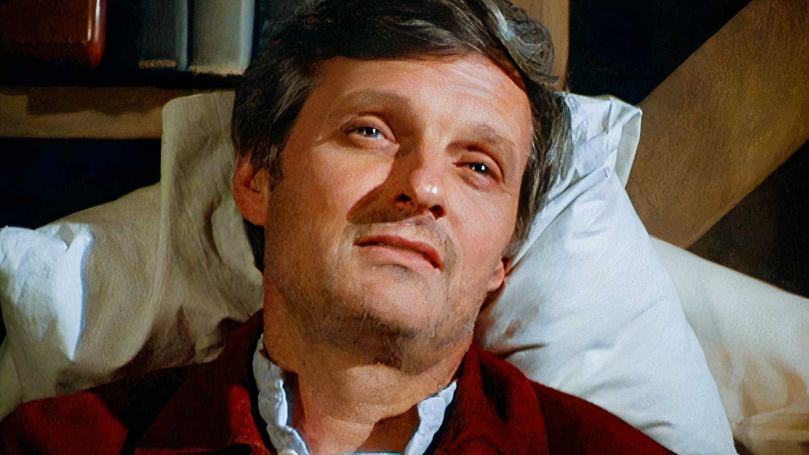 Hawkeye deitado na cama em M*A*S*H