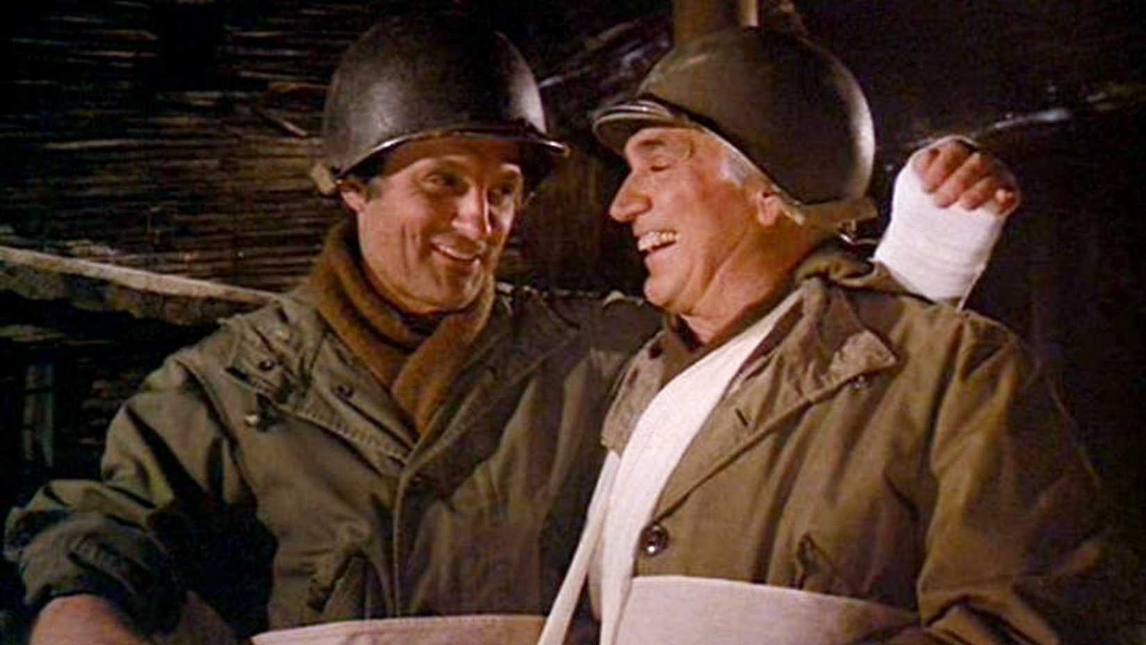 Alan Alda e Robert Alda como Hawkeye e Dr. Borrelli rindo juntos em M*A*S*H