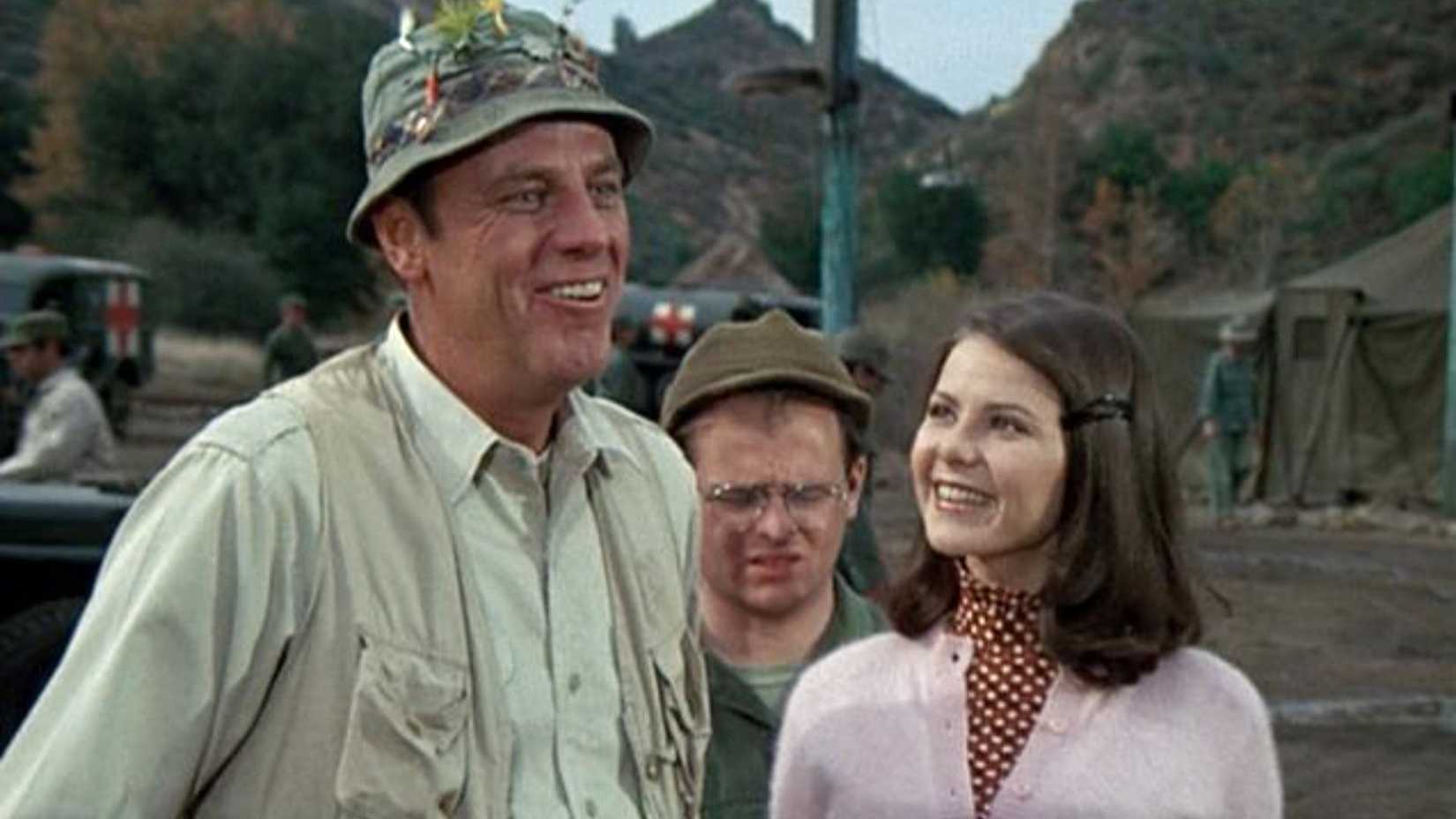 McLean Stevenson como Henry e Kathrine Baumann como Nancy Sue em M*A*S*H