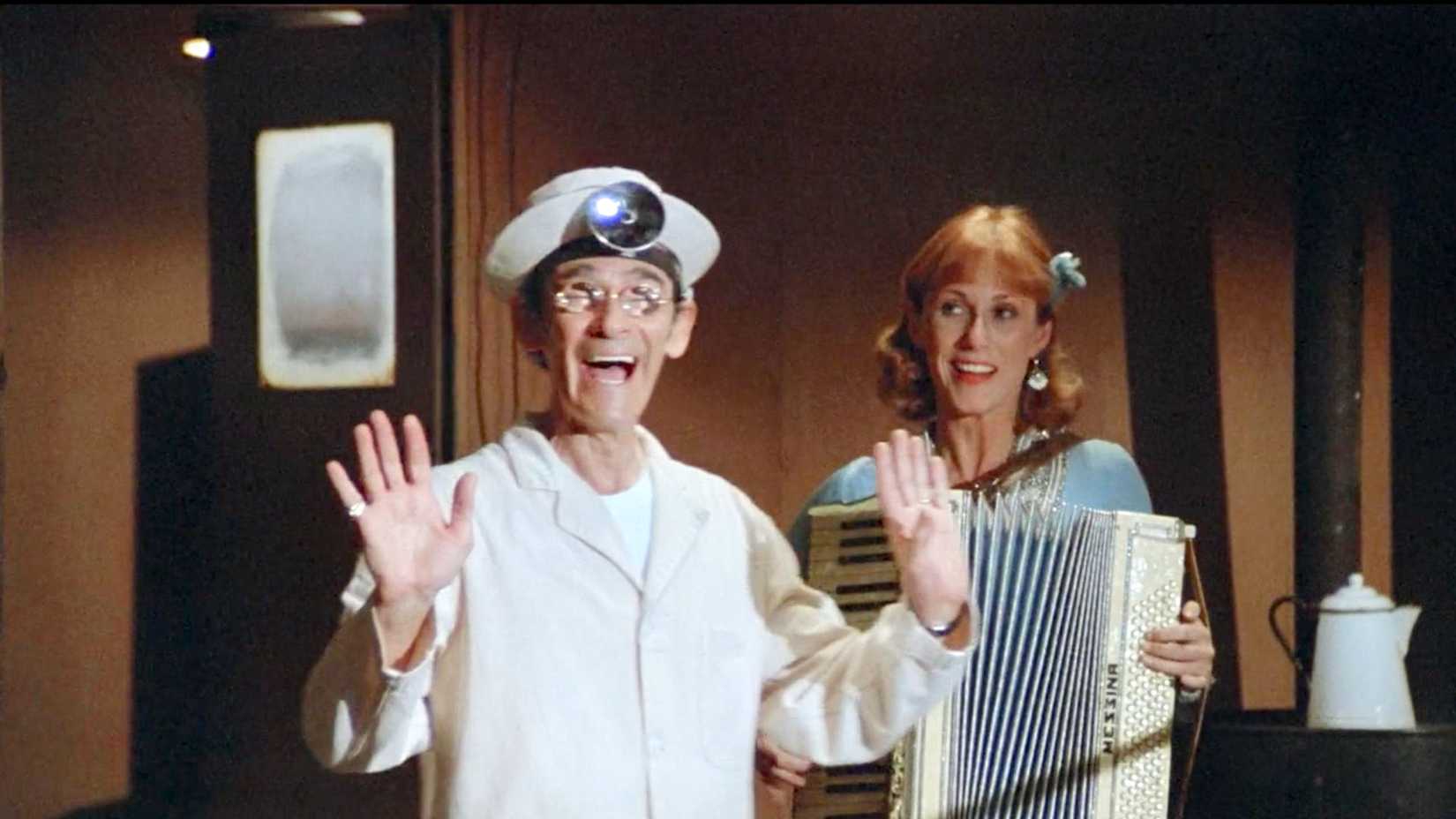 Danny Dayton e Amanda McBroom como artistas da USO cantando e tocando acordeão em M*A*S*H