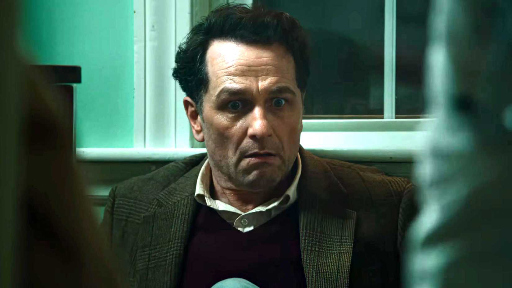 Matthew Rhys como Tom em Widow's Bay