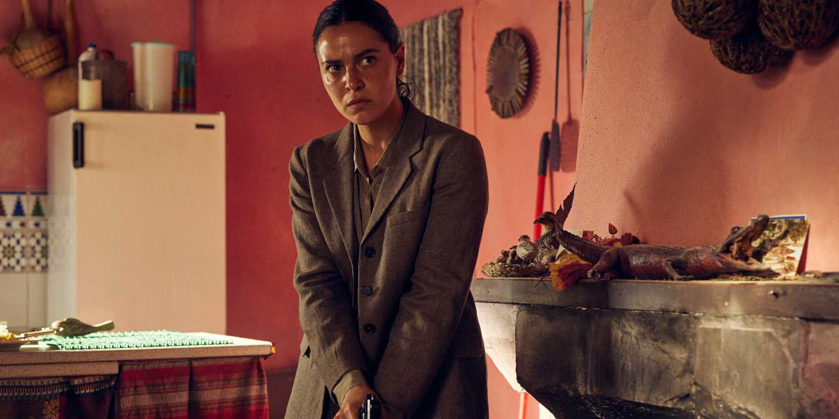 May Calamawy com uma arma em The Mummy de Lee Cronin