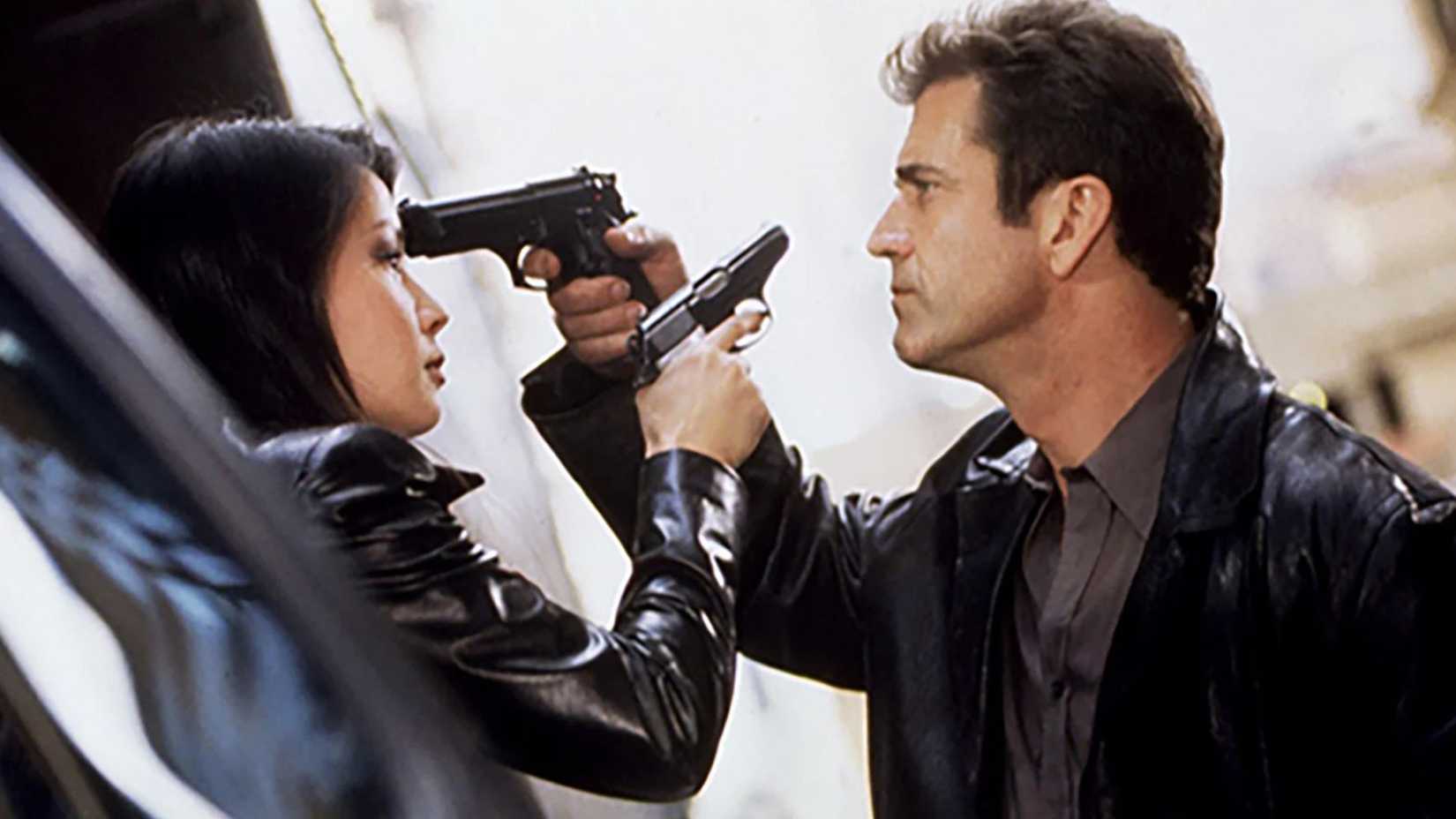 Mel Gibson e Lucy Liu em A Outra Face