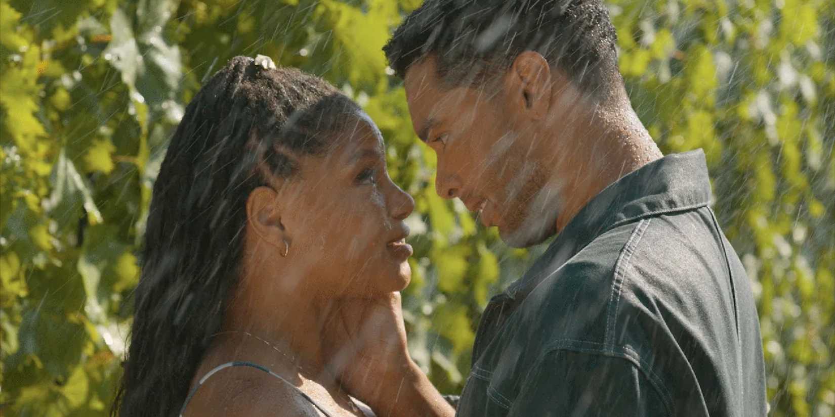 Michael e Anna prestes a se beijar em You, Me & Tuscany