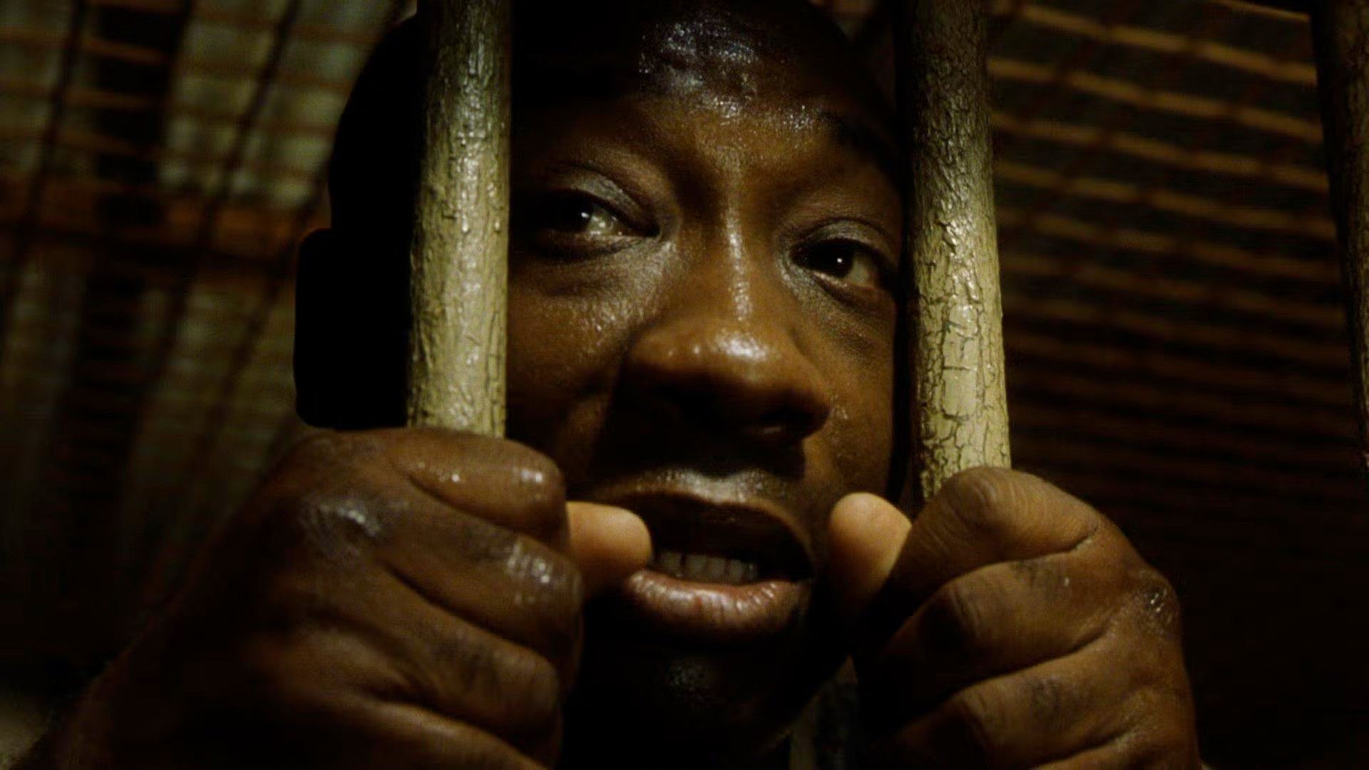 Michael Clarke Duncan as John Coffey holding prison bars in The Green Mile