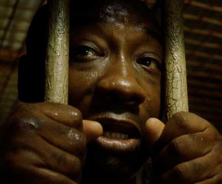 10 Thriller Movies That Are Amazing From Start to Finish 4 Michael Clarke Duncan as John Coffey holding prison bars in The Green Mile