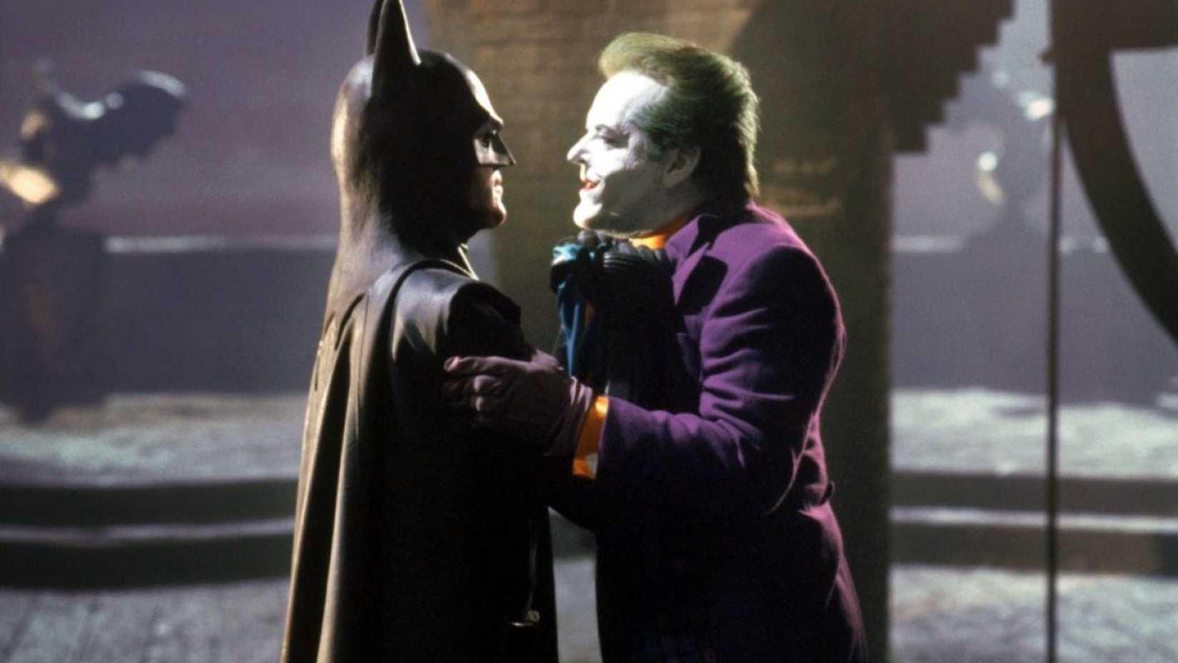 Michael Keaton como Batman lutando contra Jack Nicholson como Coringa em Batman