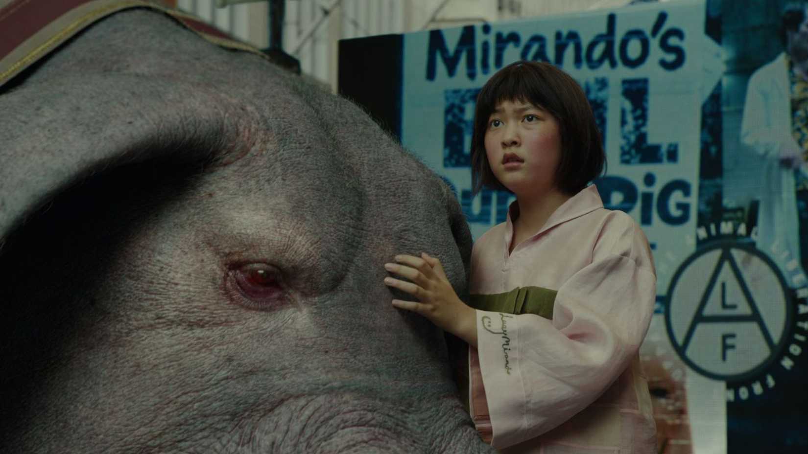 Mija abraçando o gigante Okja