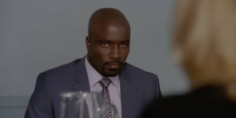 Mike Colter como David na sala de reuniões da Delphi em American Horror Story Coven